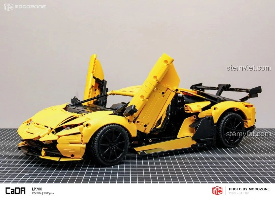 Mô hình CaDA C63004 Lamborghini Aventador LP700 nhìn từ bên hông với cửa mở lên, phô diễn cơ chế cửa.