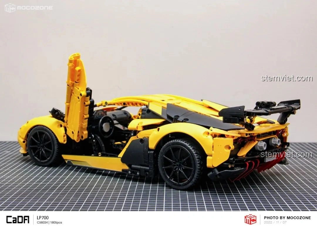 Mô hình CaDA C63004 Lamborghini Aventador LP700 nhìn từ bên hông khi đóng, thể hiện tổng thể thiết kế.