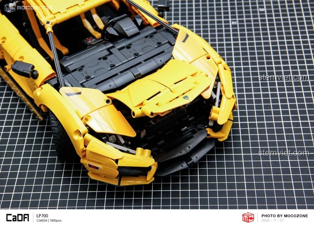 Toàn cảnh mô hình CaDA C63004 Lamborghini Aventador LP700 nhìn từ bên hông góc chéo, thể hiện sự cân đối.