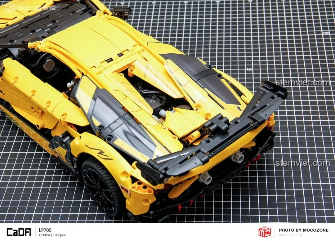 Toàn cảnh mô hình CaDA C63004 Lamborghini Aventador LP700 nhìn từ bên hông, thể hiện đường nét tổng thể.