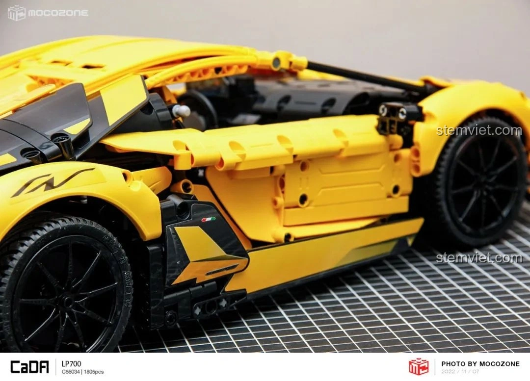 Toàn cảnh mô hình CaDA C63004 Lamborghini Aventador LP700 nhìn từ phía sau góc chéo, thể hiện sự hầm hố.