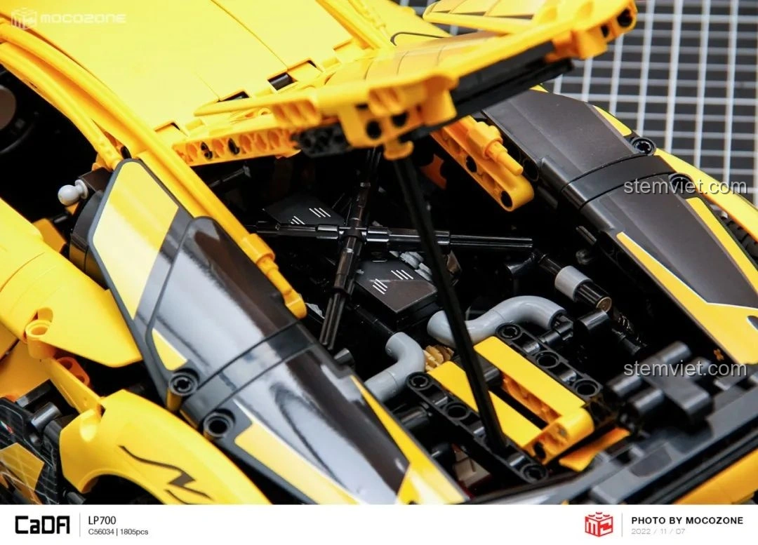 Toàn cảnh mô hình CaDA C63004 Lamborghini Aventador LP700 nhìn từ phía sau, với cánh gió và đèn hậu nổi bật.