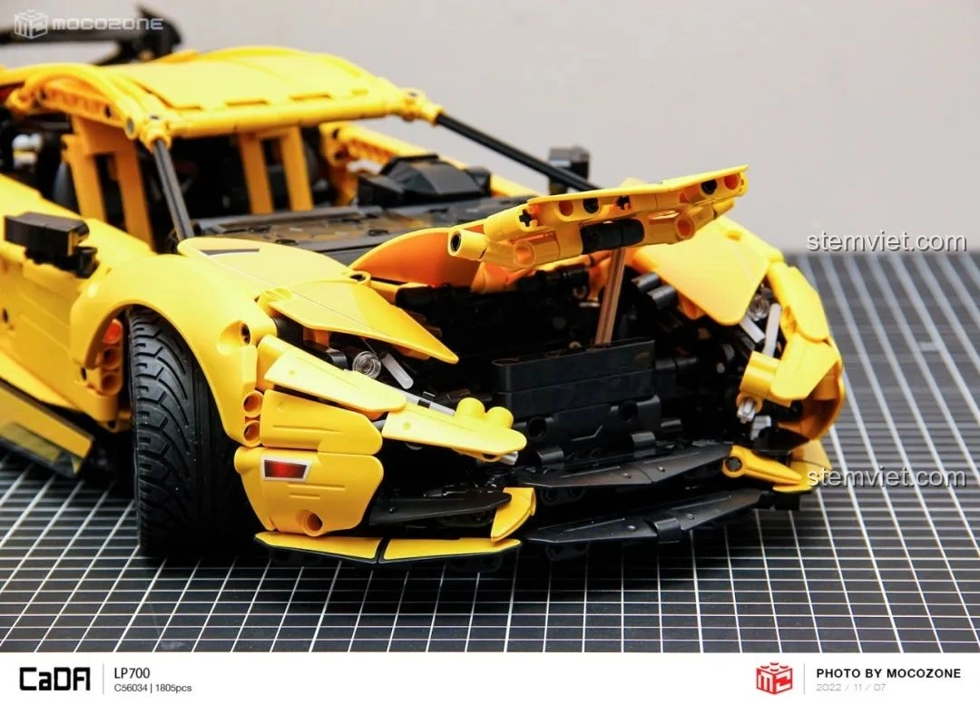 Toàn cảnh mô hình CaDA C63004 Lamborghini Aventador LP700 nhìn từ trên xuống, thể hiện đường nét tổng thể.