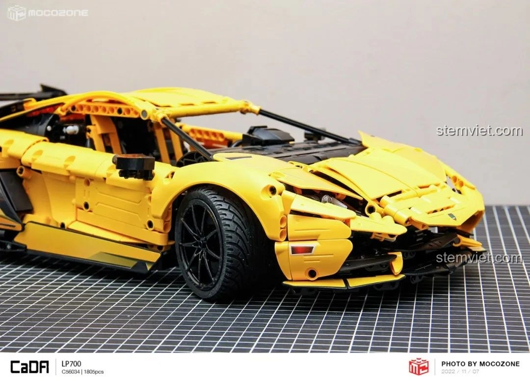 Toàn cảnh mô hình CaDA C63004 Lamborghini Aventador LP700 nhìn từ phía trước góc chéo, thể hiện sự mạnh mẽ.