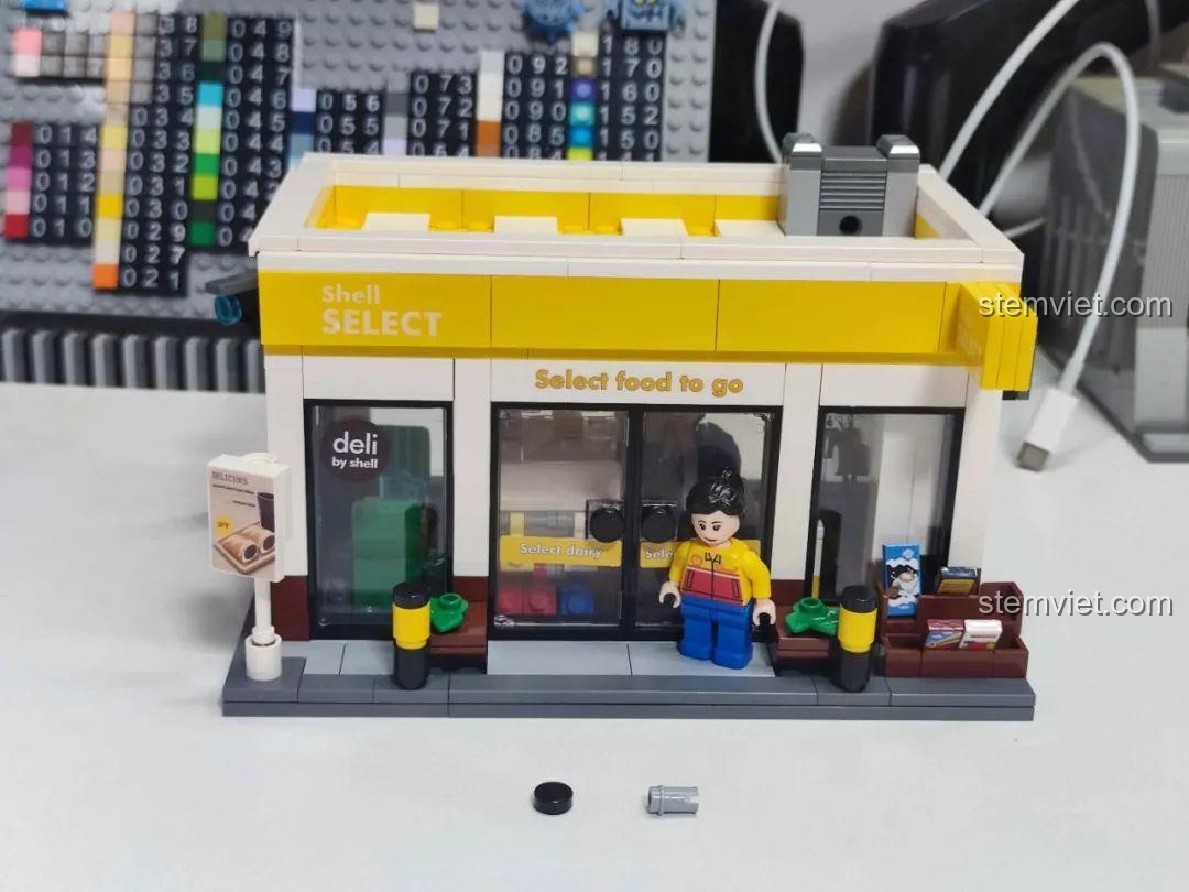 Mô hình CaDA C66027 hoàn chỉnh với nhân vật minifigure đứng phía trước.