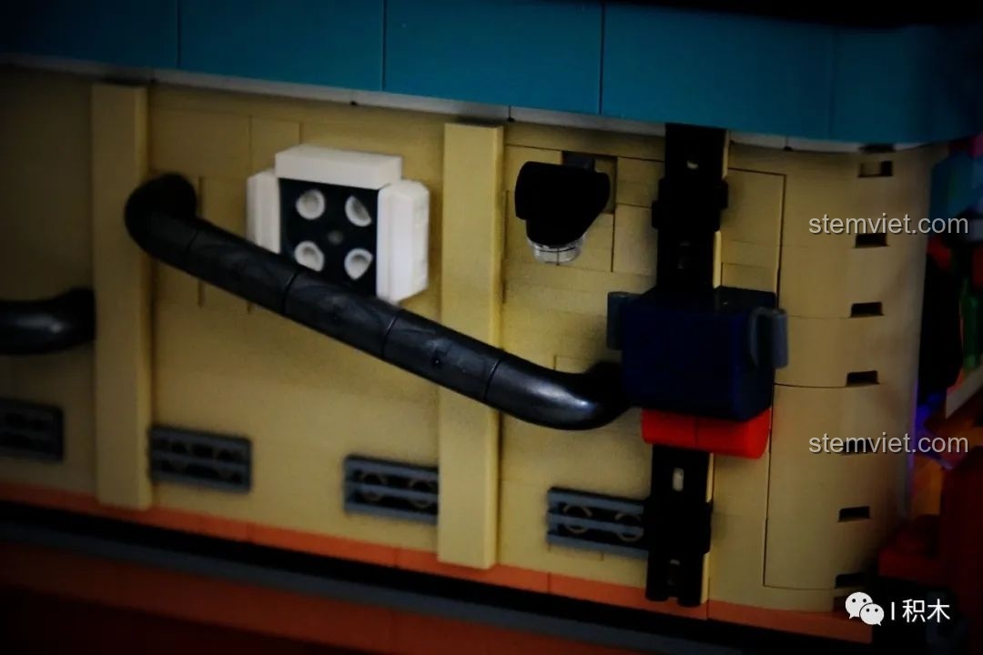 Hệ thống đường ống và dây điện chằng chịt phía sau mô hình Kiến trúc Cyberpunk 51C BrickCool KS004, tạo cảm giác chân thực về một thành phố tương lai. Cảm nhận chi tiết.