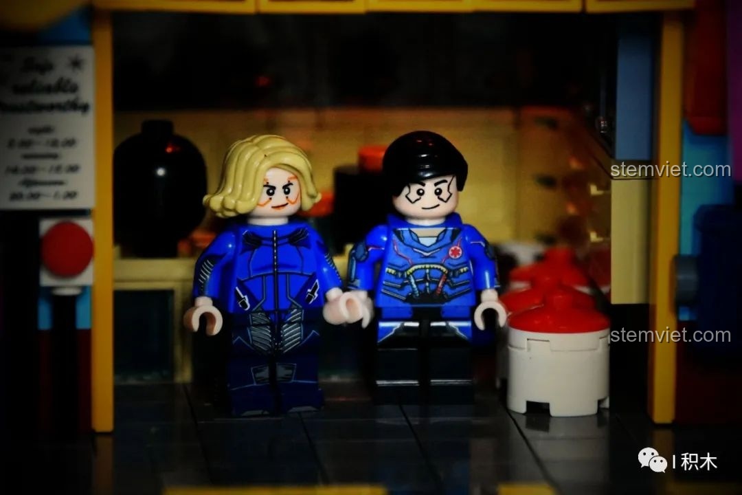 Cận cảnh hai nhân vật minifigure nhân viên nhà thuốc trong bộ lắp ghép Kiến trúc Cyberpunk 51C BrickCool KS004, chi tiết sắc nét. Cảm nhận sự sống động.