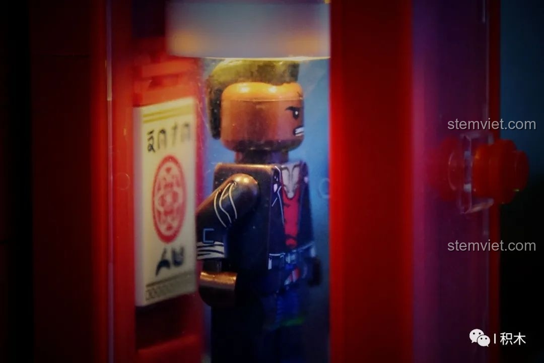 Cận cảnh chi tiết thang máy với trang trí kiểu Nhật trong mô hình Kiến trúc Cyberpunk 51C BrickCool KS004, gợi ý về thế lực ngầm. Cảm nhận sự tinh tế.