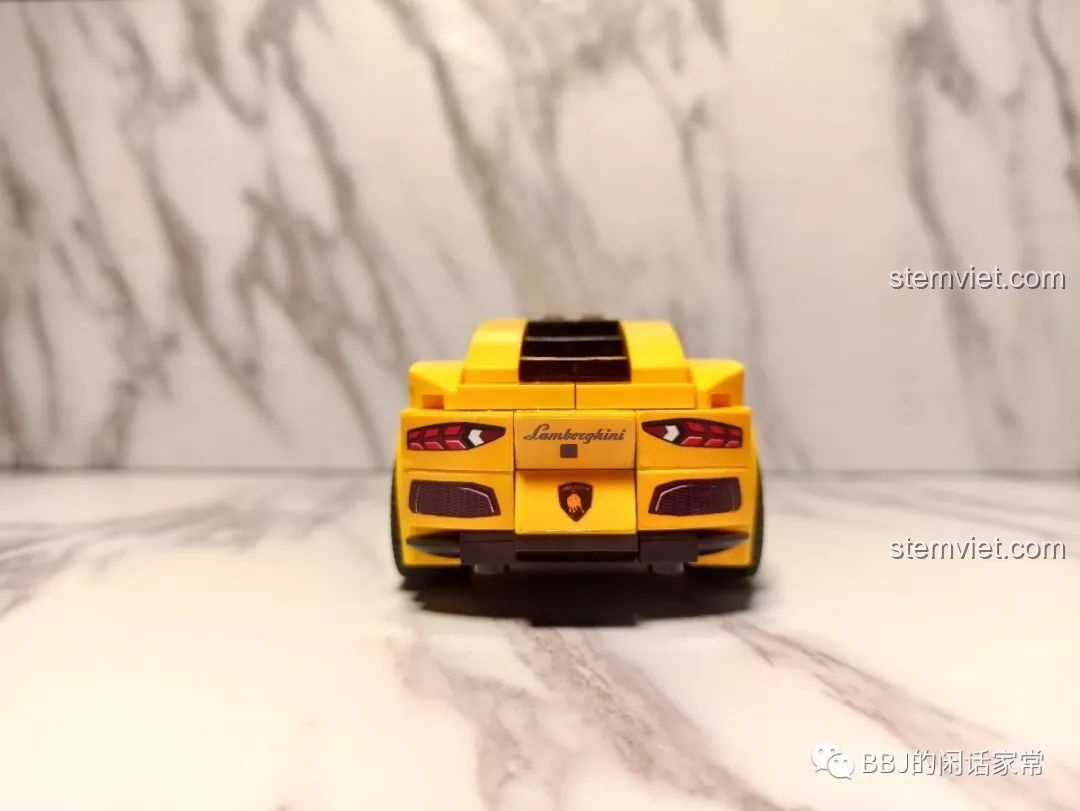 Cảm nhận về phần đuôi xe của mô hình Sembo Block 607026 Lamborghini với rất nhiều sticker chi tiết đèn và logo.