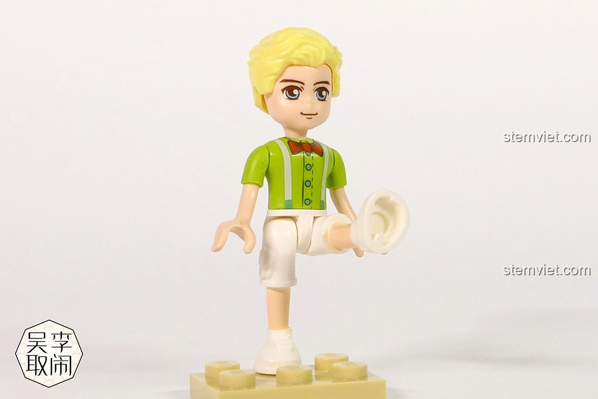 Nhân vật Lambert của bộ Vòng Quay Ngựa Gỗ Mộng Mơ Enlighten 2016 với khả năng đá chân độc đáo.