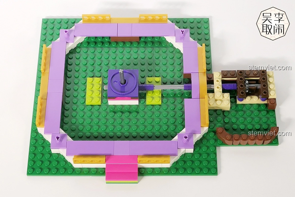 Quá trình lắp ráp túi số 1 của bộ Vòng Quay Ngựa Gỗ Mộng Mơ Enlighten 2016, xây dựng nền móng.