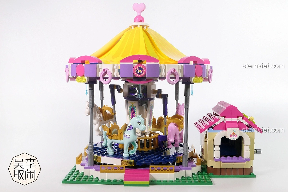 Toàn bộ mô hình Vòng Quay Ngựa Gỗ Mộng Mơ Enlighten 2016 đã hoàn thành sau khi lắp ráp túi số 5.