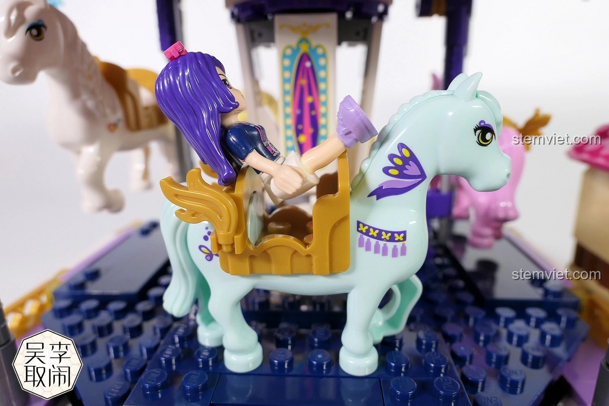 Một nhân vật minifigure thông thường ngồi trên lưng ngựa trong bộ Vòng Quay Ngựa Gỗ Mộng Mơ Enlighten 2016.
