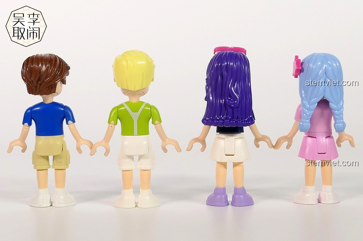 Mặt sau của 4 nhân vật minifigures trong bộ Vòng Quay Ngựa Gỗ Mộng Mơ Enlighten 2016, thể hiện chi tiết in ấn.