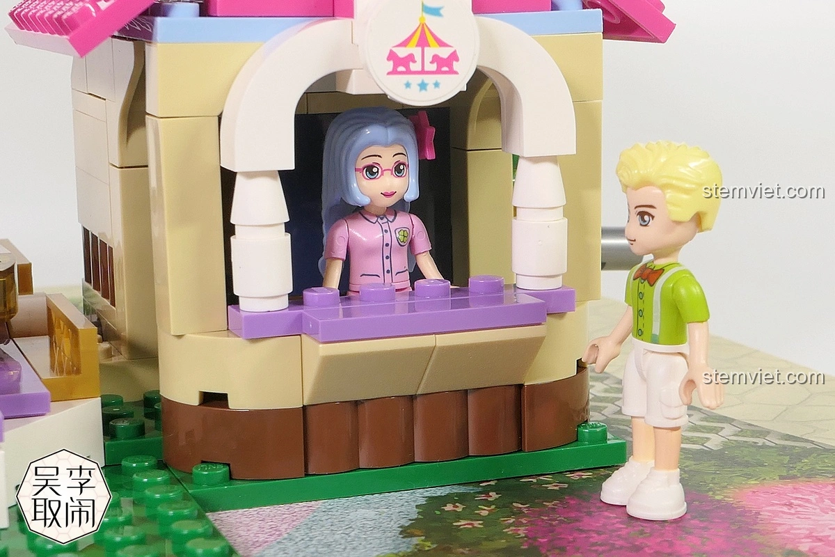 Nhân vật Ryan nhìn Dorothy trên vòng quay, cầm kem, trong bộ Vòng Quay Ngựa Gỗ Mộng Mơ Enlighten 2016.