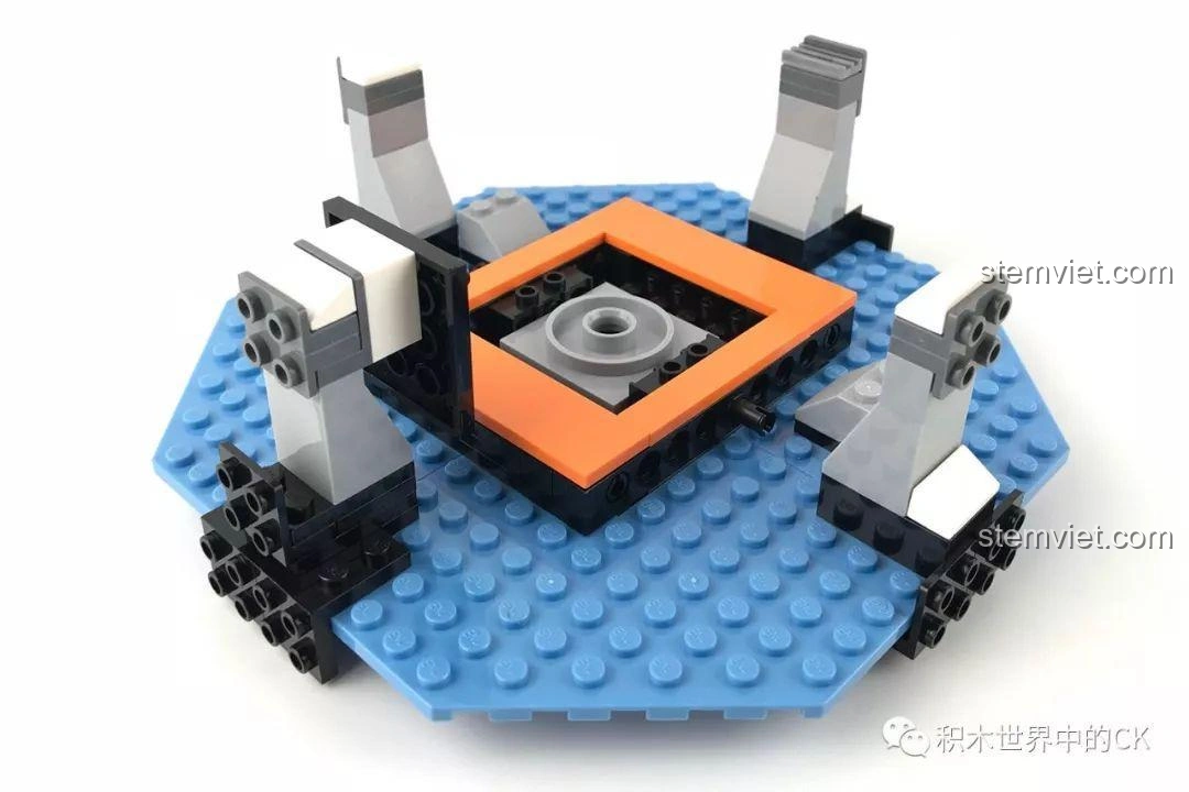 Quá trình lắp ráp bộ Enlighten 3708 Trụ Sở Bạch Tuộc Octopod đang tiến triển, các tầng của căn cứ dần được hình thành.