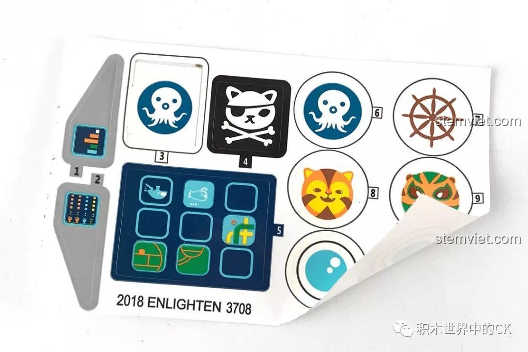 Miếng dán decal của bộ lắp ghép Enlighten 3708 Trụ Sở Bạch Tuộc Octopod bị cong vênh, một điểm cần cải thiện.