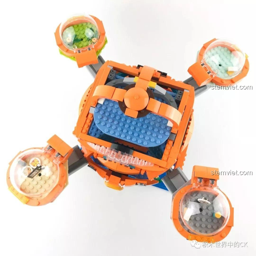 Phần mái của Trụ Sở Bạch Tuộc Octopod 3708 mở ra, cho thấy không gian bên trong và các chi tiết nội thất.