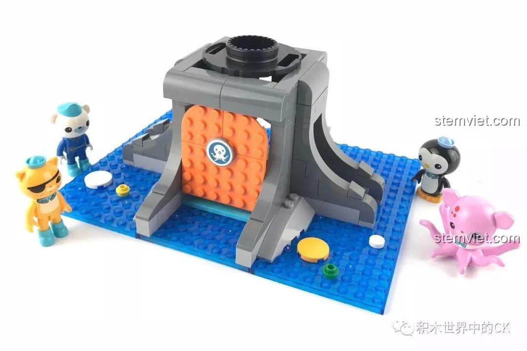 Những bước lắp ráp đầu tiên của bộ Enlighten 3708 Trụ Sở Bạch Tuộc Octopod, hình thành nền móng căn cứ.