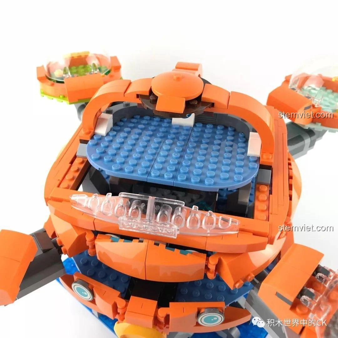 Một phòng nữa trong Trụ Sở Bạch Tuộc Octopod 3708, với thiết kế đơn giản nhưng vẫn đầy đủ chức năng.