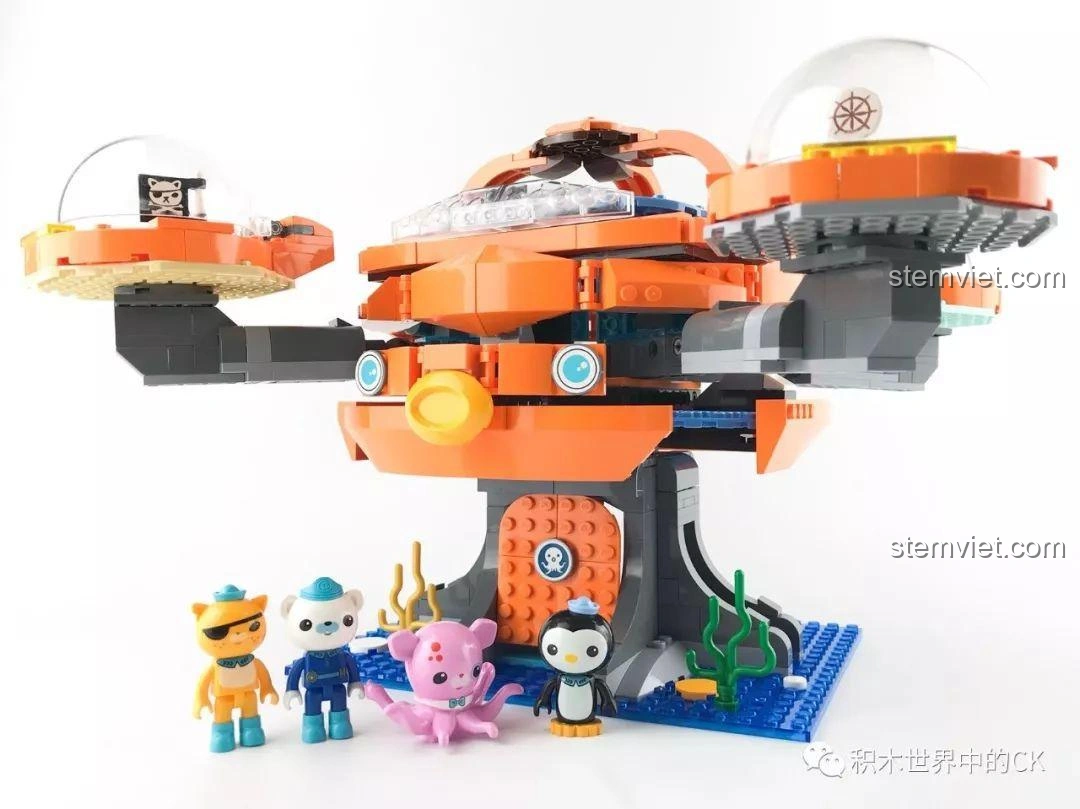 Mô hình hoàn chỉnh của bộ lắp ghép Enlighten 3708 Trụ Sở Bạch Tuộc Octopod cùng các nhân vật, sẵn sàng trưng bày và chơi.