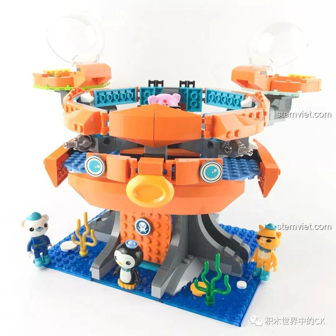 Mô hình hoàn chỉnh của bộ lắp ghép Enlighten 3708 Trụ Sở Bạch Tuộc Octopod, nhìn từ nhiều góc độ khác nhau.