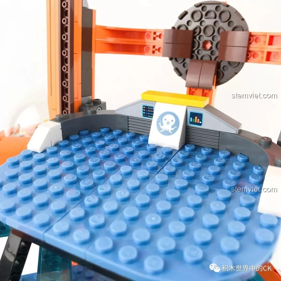 Các trụ đỡ bên trong Trụ Sở Bạch Tuộc Octopod 3708, giúp tăng cường sự vững chắc cho mô hình.