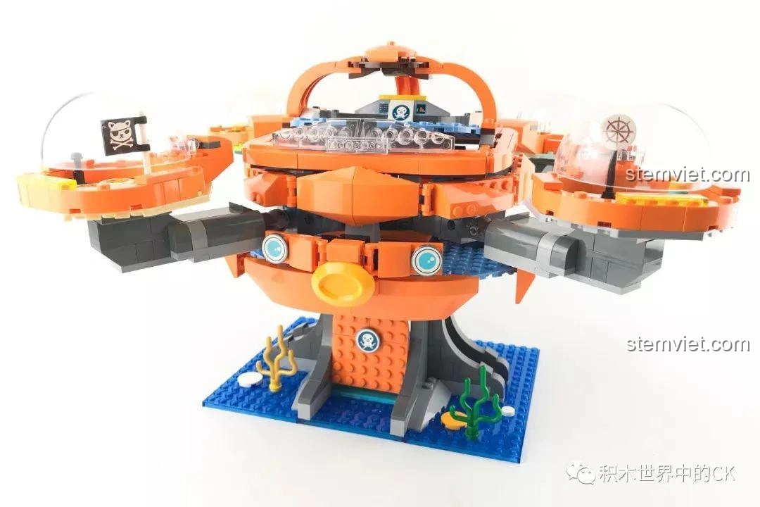 Cánh cửa chính của Trụ Sở Bạch Tuộc Octopod 3708 mở ra, cho thấy không gian bên trong và tính năng tương tác.