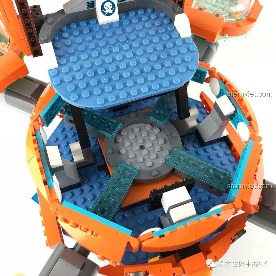 Các mảnh ghép trong suốt tạo hiệu ứng cửa sổ dưới nước cho Trụ Sở Bạch Tuộc Octopod 3708, tăng tính chân thực.