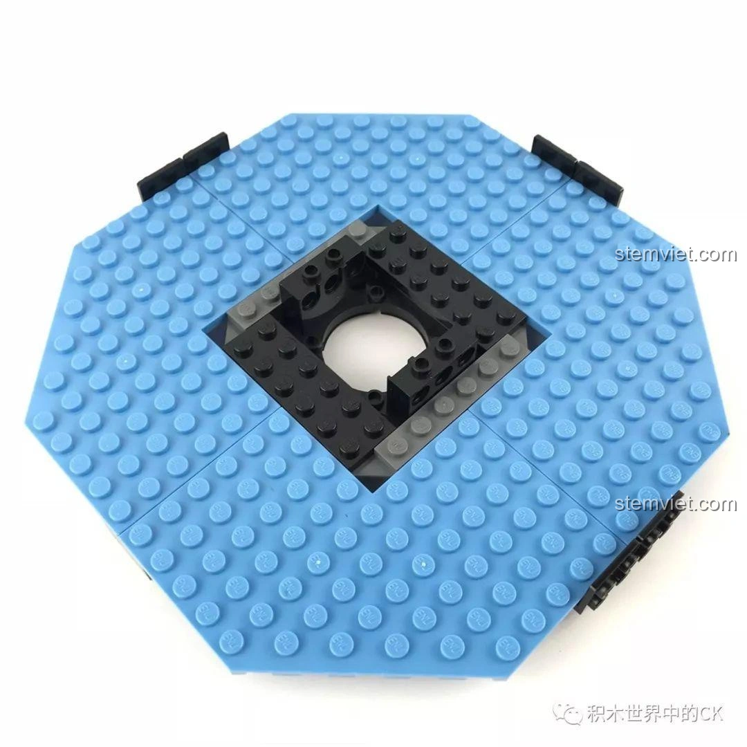 Nền xanh dương của bộ lắp ghép Enlighten 3708 Trụ Sở Bạch Tuộc Octopod, tượng trưng cho môi trường dưới biển của Octonauts.