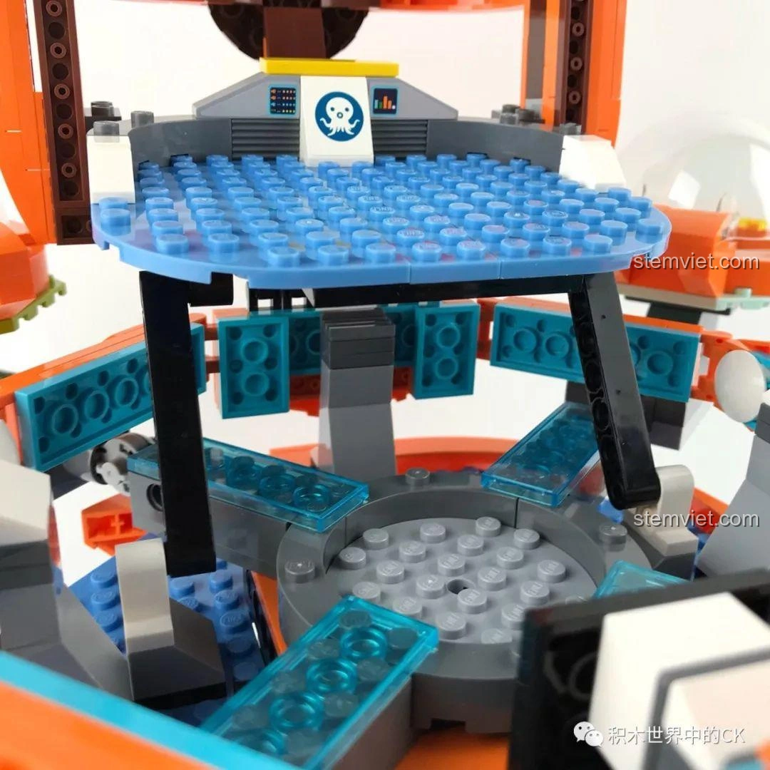 Góc nhìn tổng thể từ phía sau của Trụ Sở Bạch Tuộc Octopod 3708, thể hiện toàn bộ mô hình đã hoàn thành.