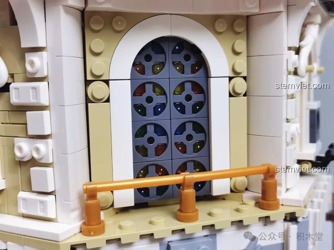 Chi tiết chú mèo tam thể đáng yêu trên vỉa hè trước cửa hàng FunWhole F9033.