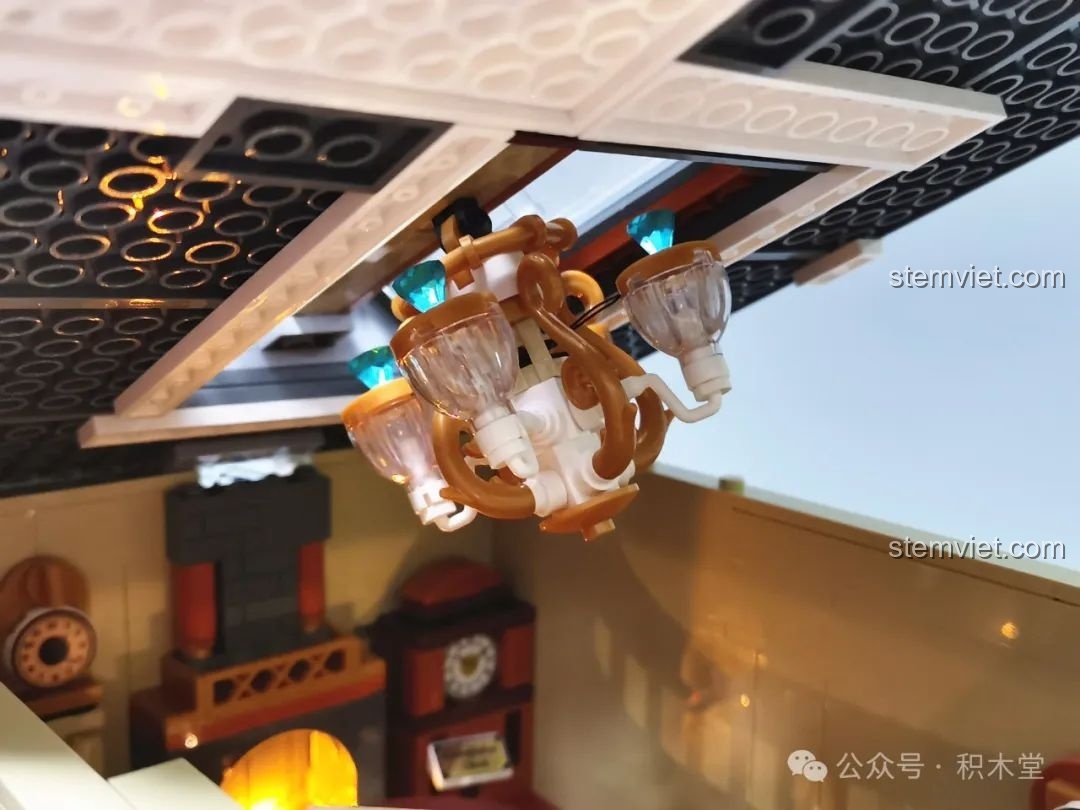 Cận cảnh cửa sổ kính màu ở tầng ba của Cửa Hàng Đồ Cổ FunWhole F9033.