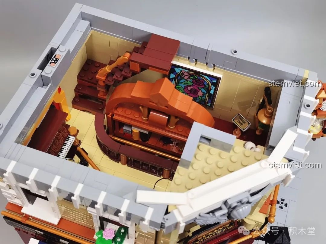 Hai tầng đầu tiên của tòa nhà FunWhole F9033 được lắp ghép và bật đèn thử.