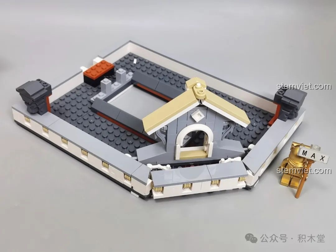 Tầng ba và phần mái của Cửa Hàng Đồ Cổ FunWhole F9033 đã hoàn thiện.