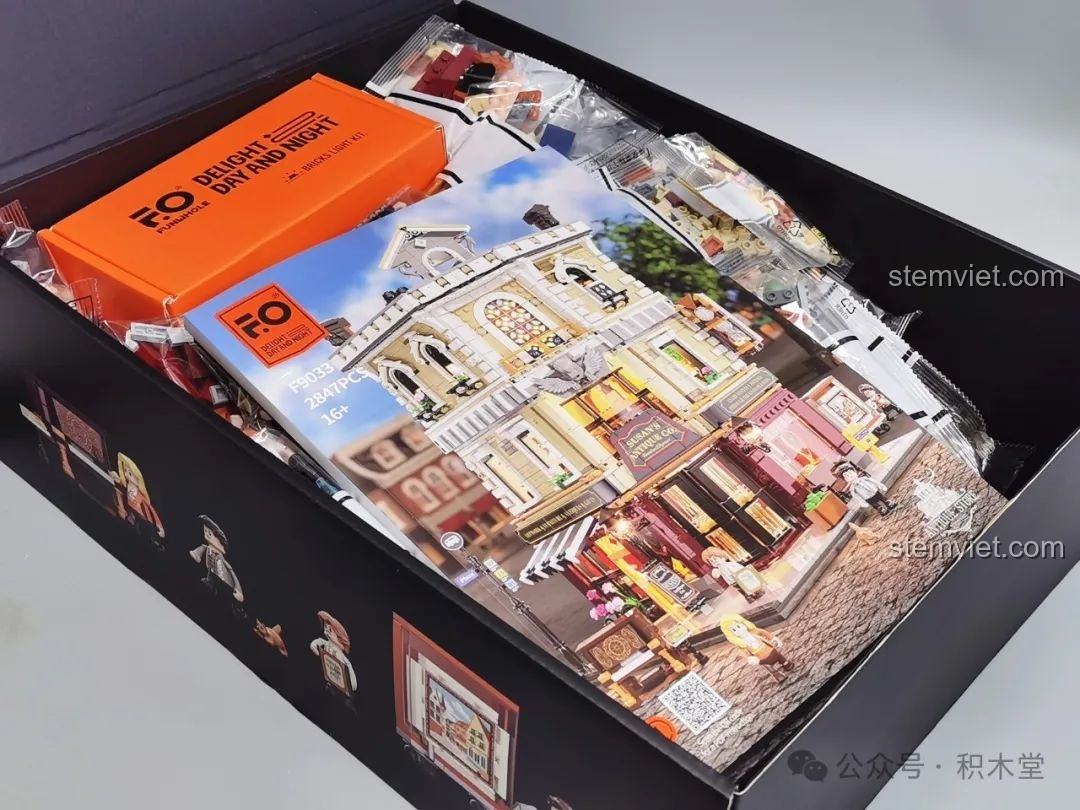 Bên trong hộp FunWhole F9033 Cửa Hàng Đồ Cổ với các túi chi tiết và sách hướng dẫn.