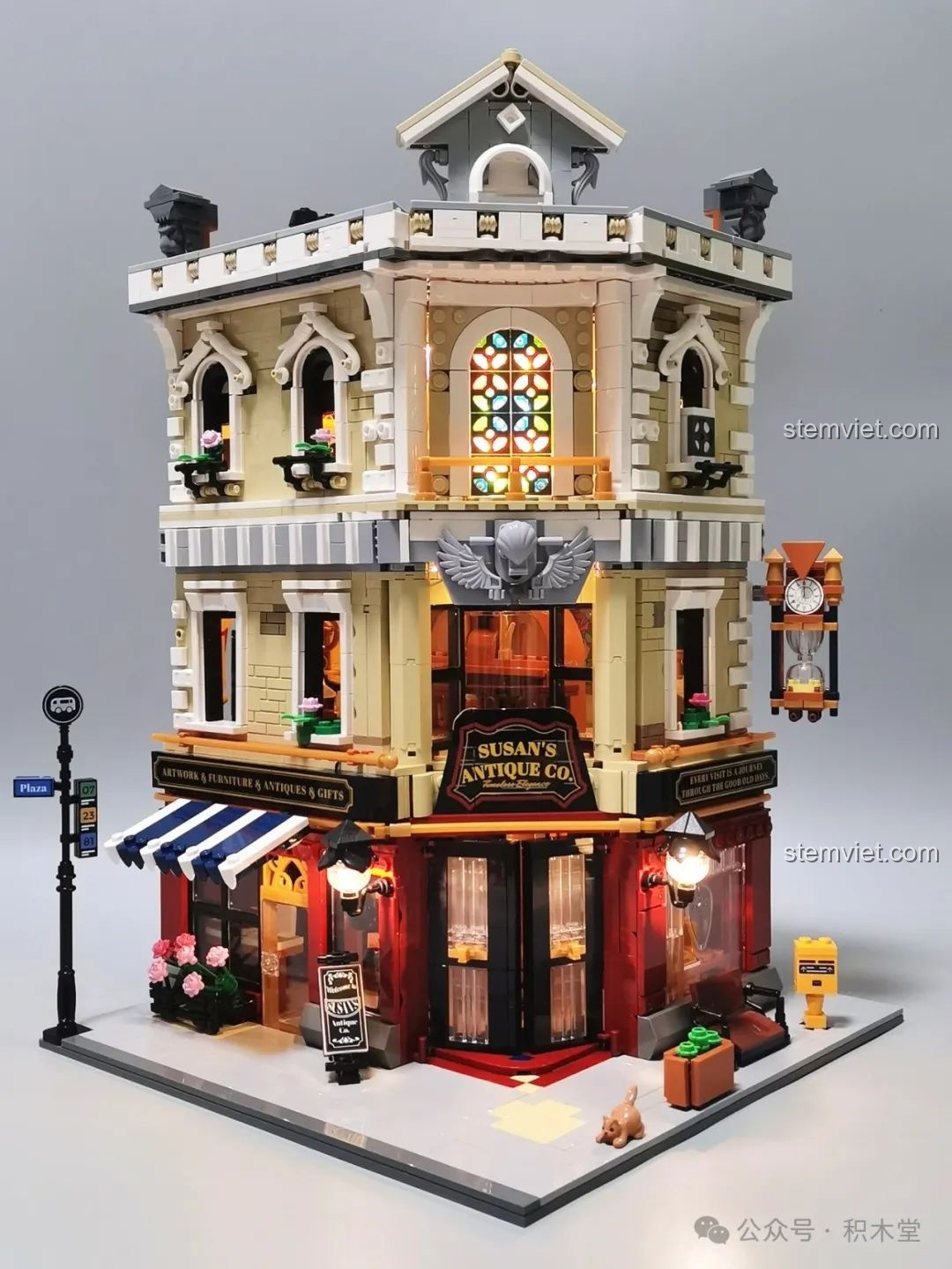 Nội thất tầng một của FunWhole F9033 trưng bày các món đồ hiệp sĩ trung cổ.