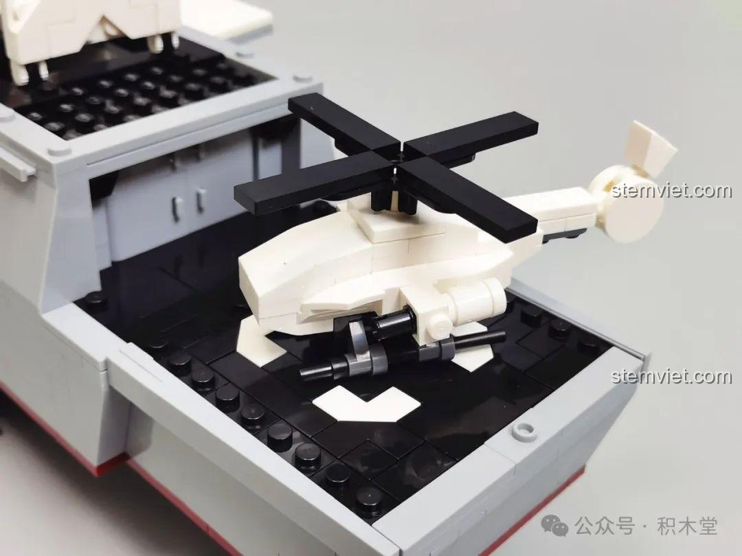 Mô hình trực thăng đi kèm đậu trên sân đỗ của Tàu chiến GUDI 8028. Cảm nhận GUDI 8028.