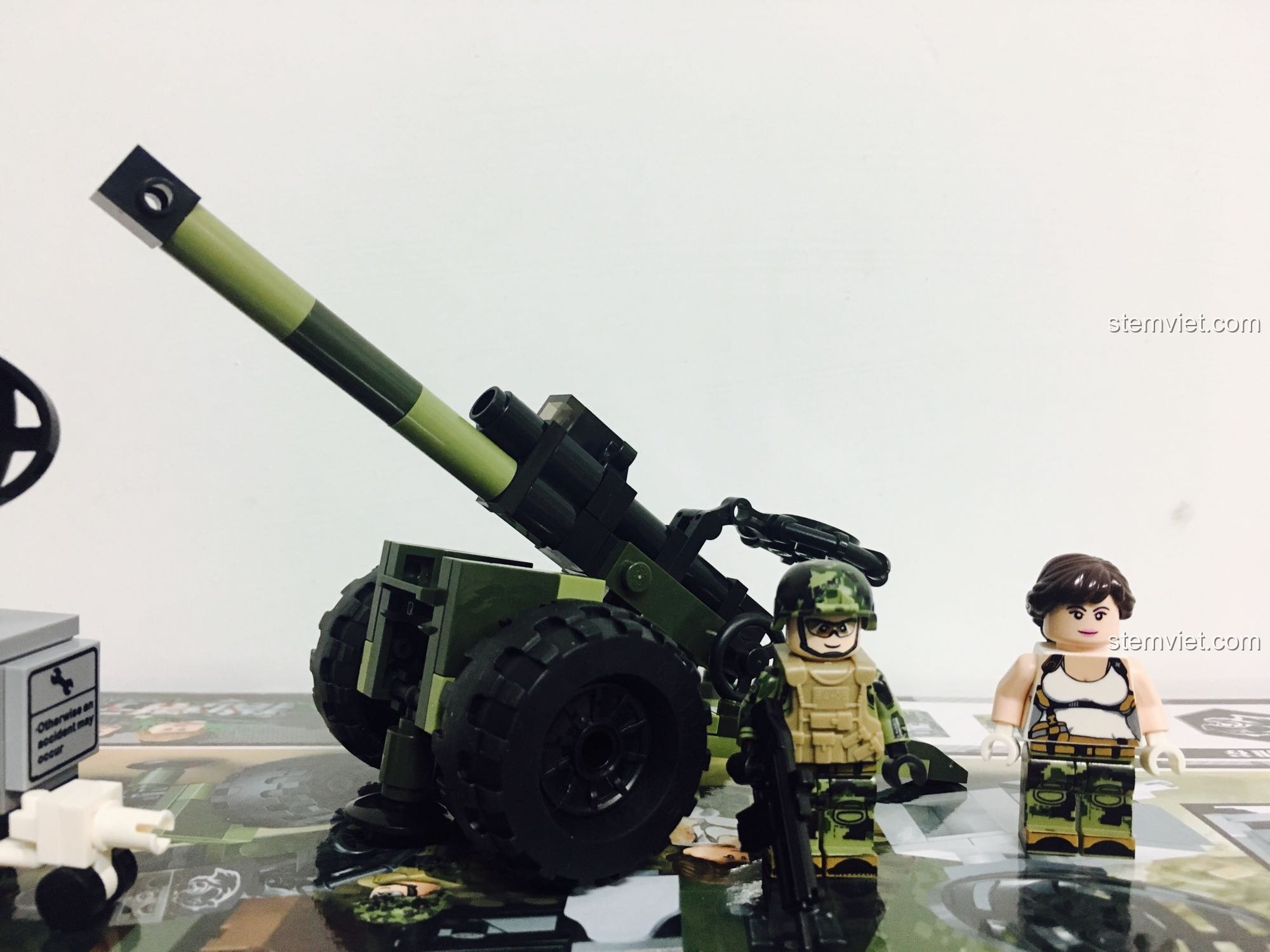 Cận cảnh khẩu pháo và các minifigure trong bộ GUDI 8032, mang lại cảm nhận GUDI 8033 Bộ Sưu Tập Chiến Dịch Săn Hổ chân thực.