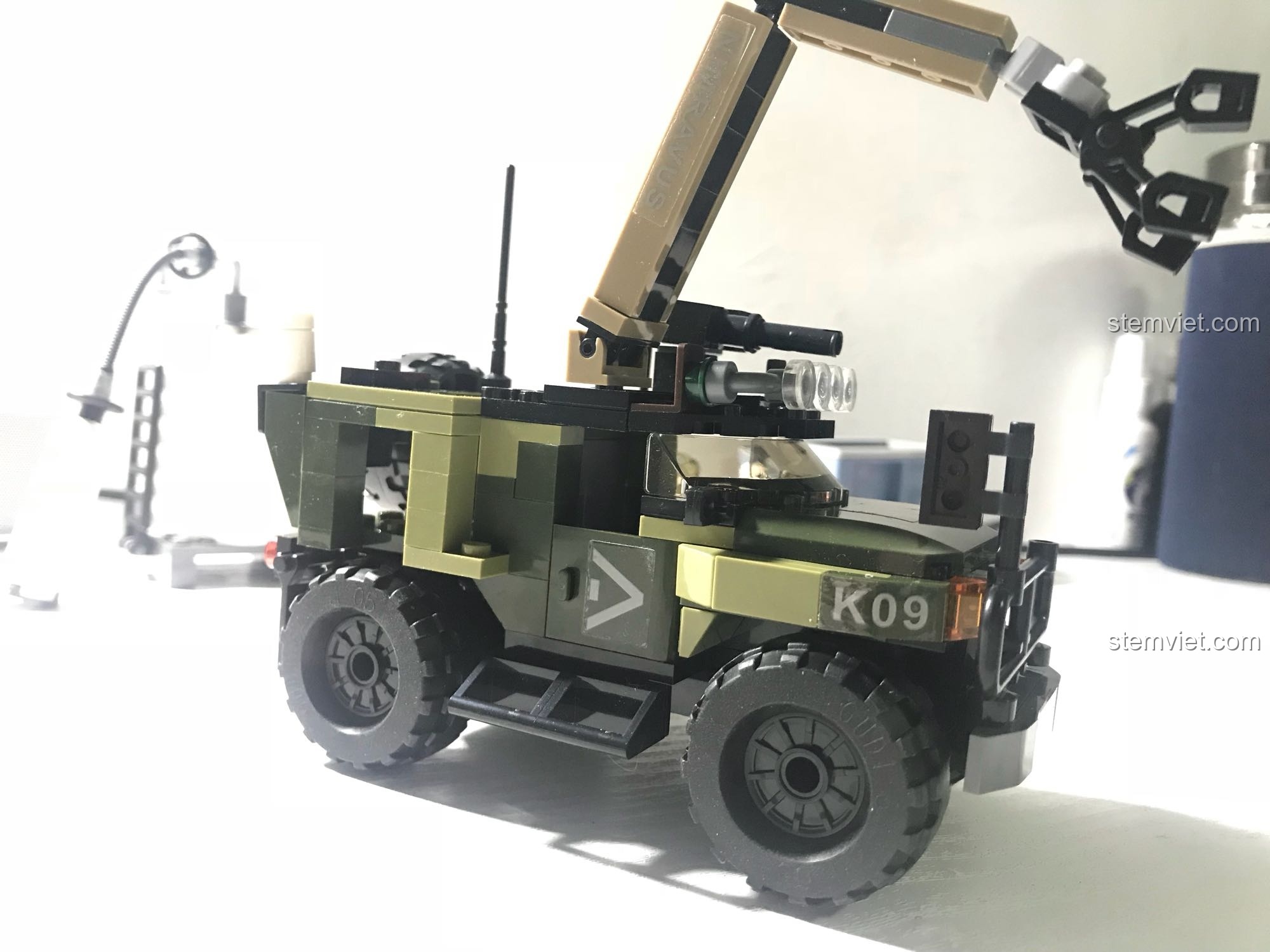 Cận cảnh mặt trước xe jeep quân sự GUDI 8034, nổi bật với thiết kế hầm hố và cánh tay robot.