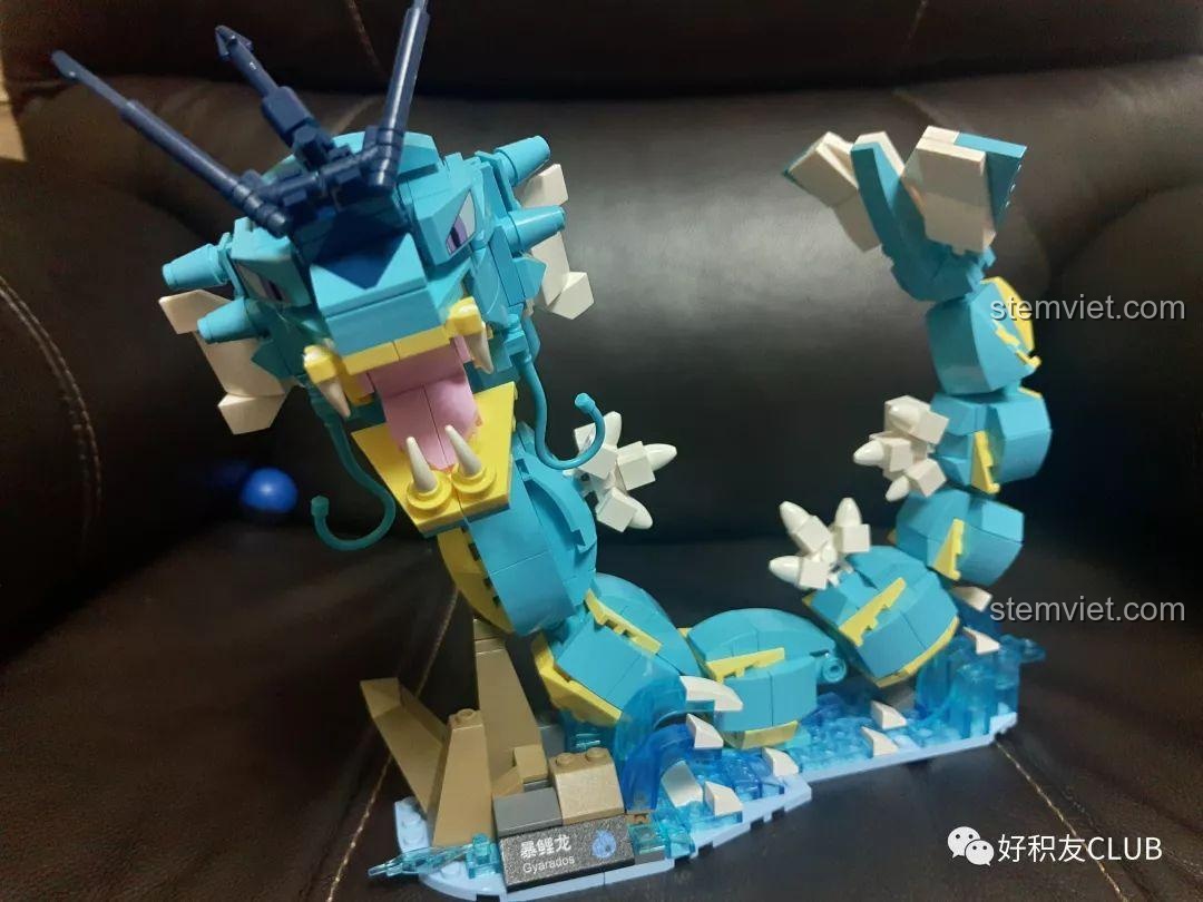 Cảm nhận Keeppley B0110 Pokémon hệ Nước/Bay Gyarados với khả năng tạo dáng linh hoạt nhờ các khớp nối thông minh.