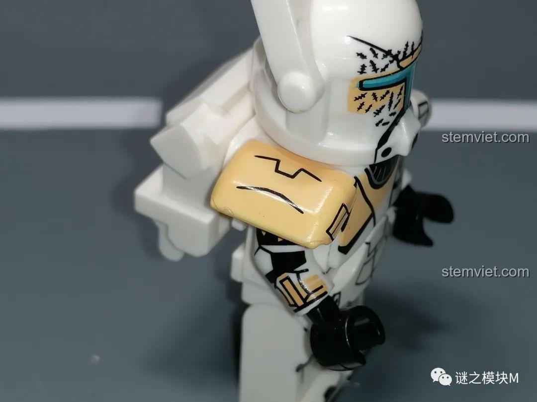 Cận cảnh chi tiết giáp vai màu vàng của minifigure Gregor XP-375, cho thấy chất lượng in ấn tốt.