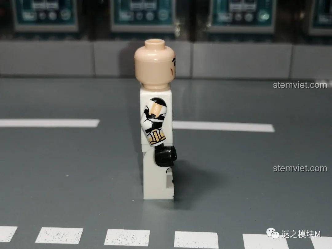 Góc nhìn từ bên hông còn lại của minifigure Gregor XP-375, khẳng định chi tiết in trên cả hai tay.
