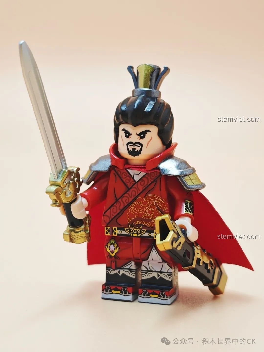Cảm nhận Kuzao Studio 11722 Minifigure Nhạc Phi khi đổi sang cầm Trạm Lư Kiếm, một vũ khí kim loại khác đi kèm trong bộ.