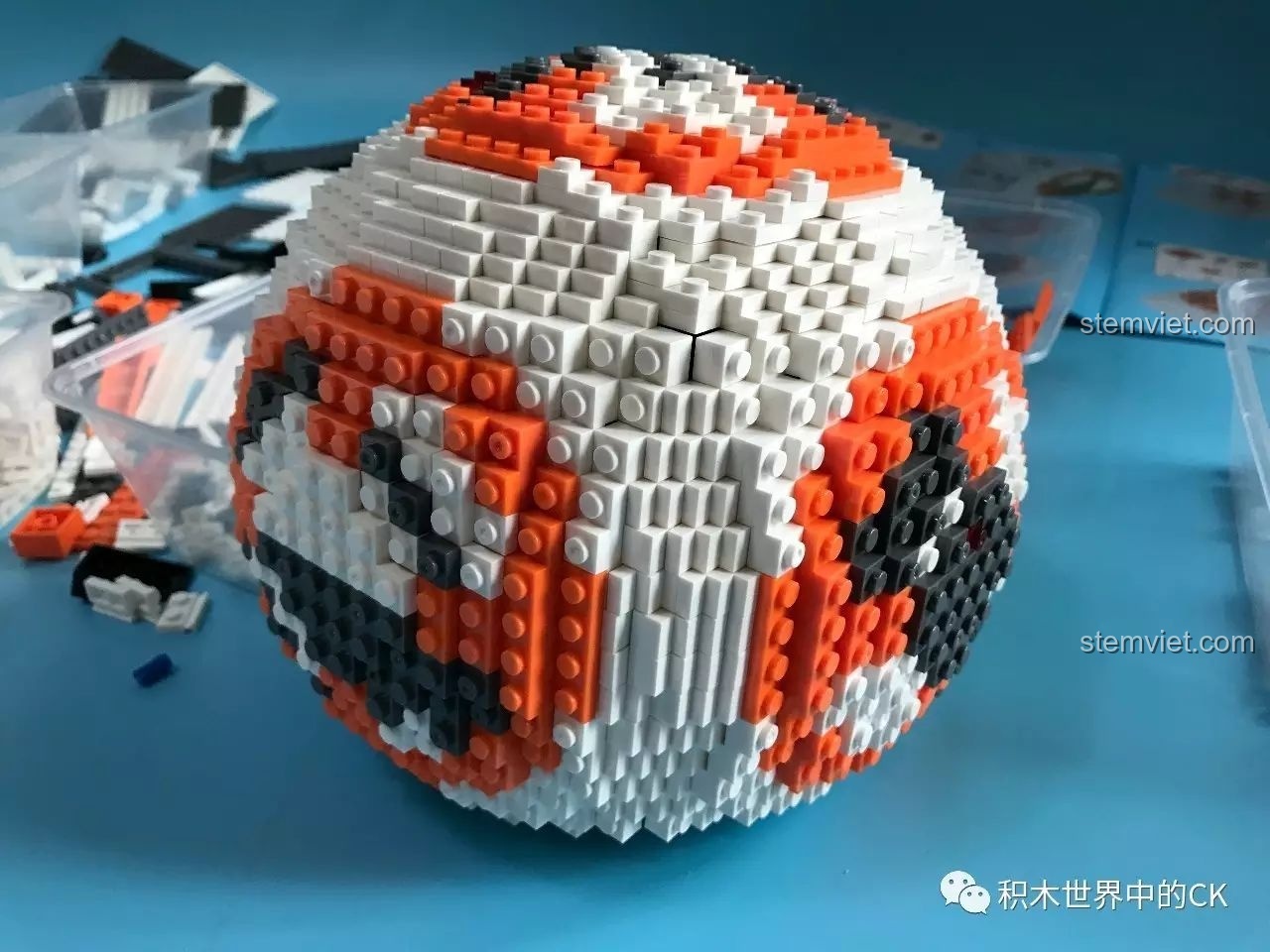 Hai mảng vỏ cong của mô hình BB-8 đã được hoàn thành, cảm nhận LELE 35020 Droid Astromech BB-8.