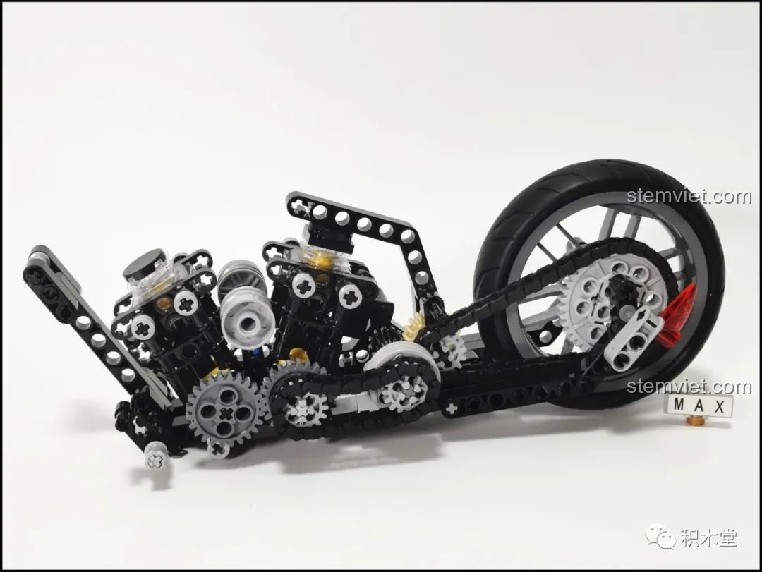 Cảm nhận Lucky Star 50024 Harley-Davidson Knuckle Chopper khi lắp ráp hệ thống truyền động.