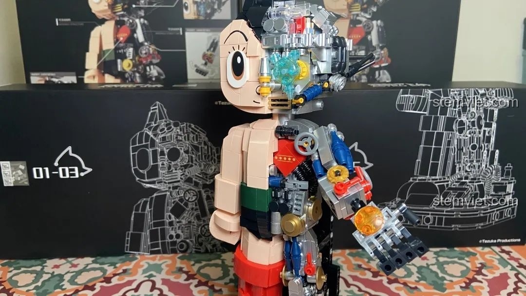 Cận cảnh phần đầu và ngực của mô hình Robot Astro Boy, cho thấy các chi tiết cơ khí trong suốt tinh xảo.