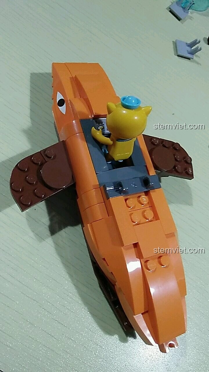 Minifigure Kwazii ngồi trong khoang lái của bộ lắp ráp 3701 giá tốt, sẵn sàng cho nhiệm vụ.