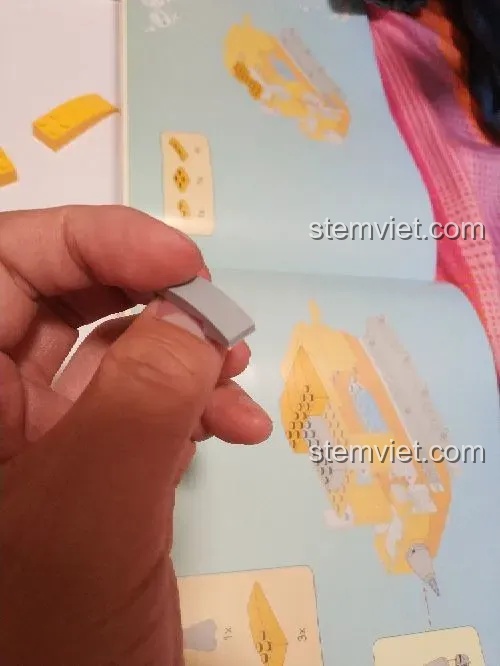 Một mảnh ghép màu xám của bộ Tàu Độc Giác Kình GUP-S cho thấy vết lõm nhỏ do quá trình đúc khuôn.