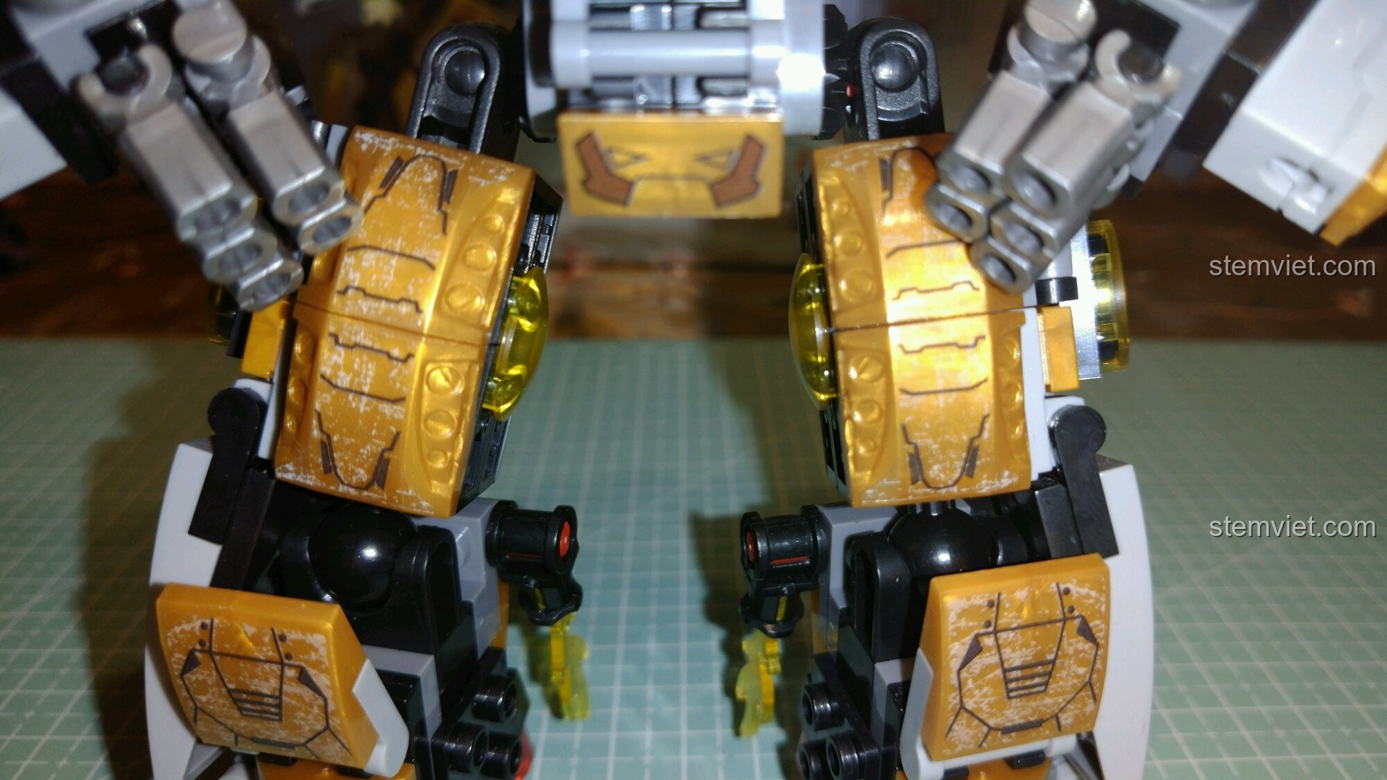 Cận cảnh chi tiết giáp đầu gối của bộ Sembo 0003 Người Sắt MK24, với sticker vân xước tạo hiệu ứng chân thật.